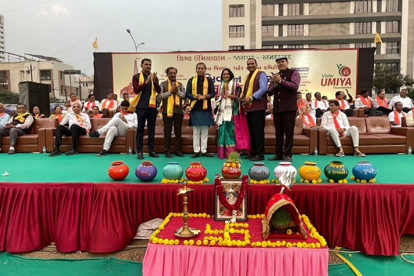 Felicitation ceremony was held by the organizing committee at Surat