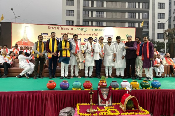 Felicitation ceremony was held by the organizing committee at Surat